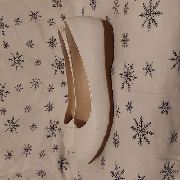 Cliffs by WHITE MOUNTAIN white flats - Picture 2 of 2